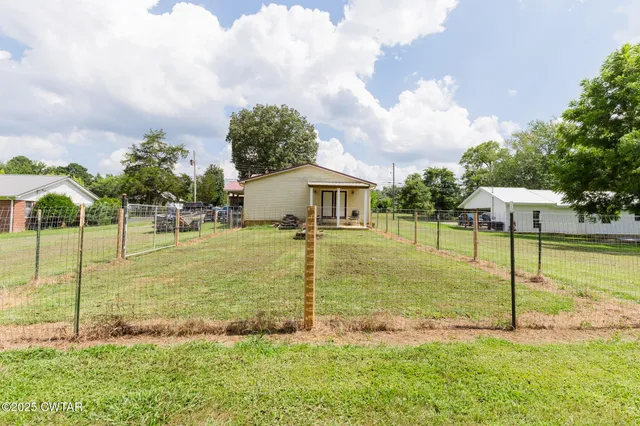 a view of a house with backyard and porch