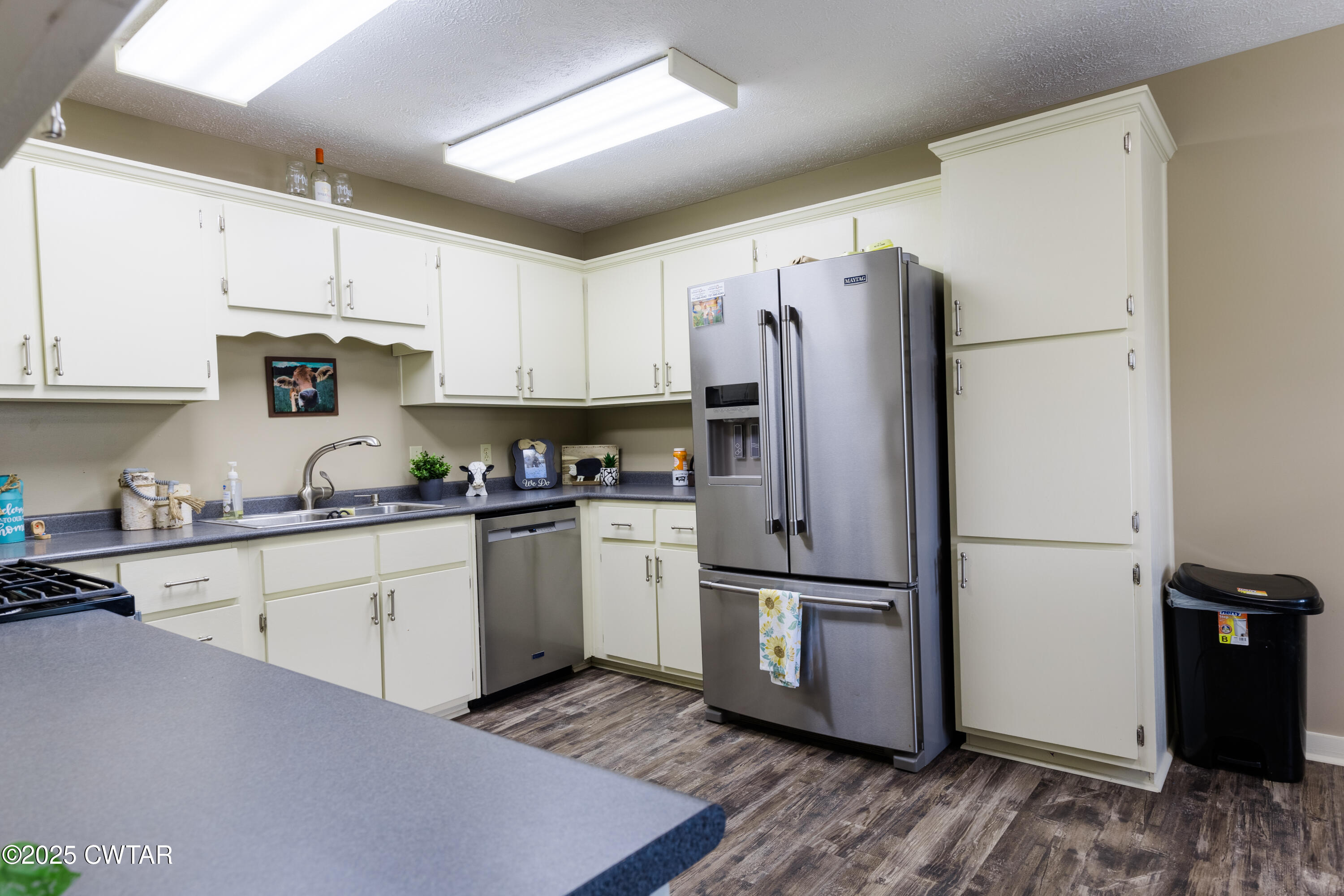 47 Peace Chapel Road Scotts Hill, TN 38374 - Photo 4 of 28 a kitchen with stainless steel appliances a refrigerator sink and microwave