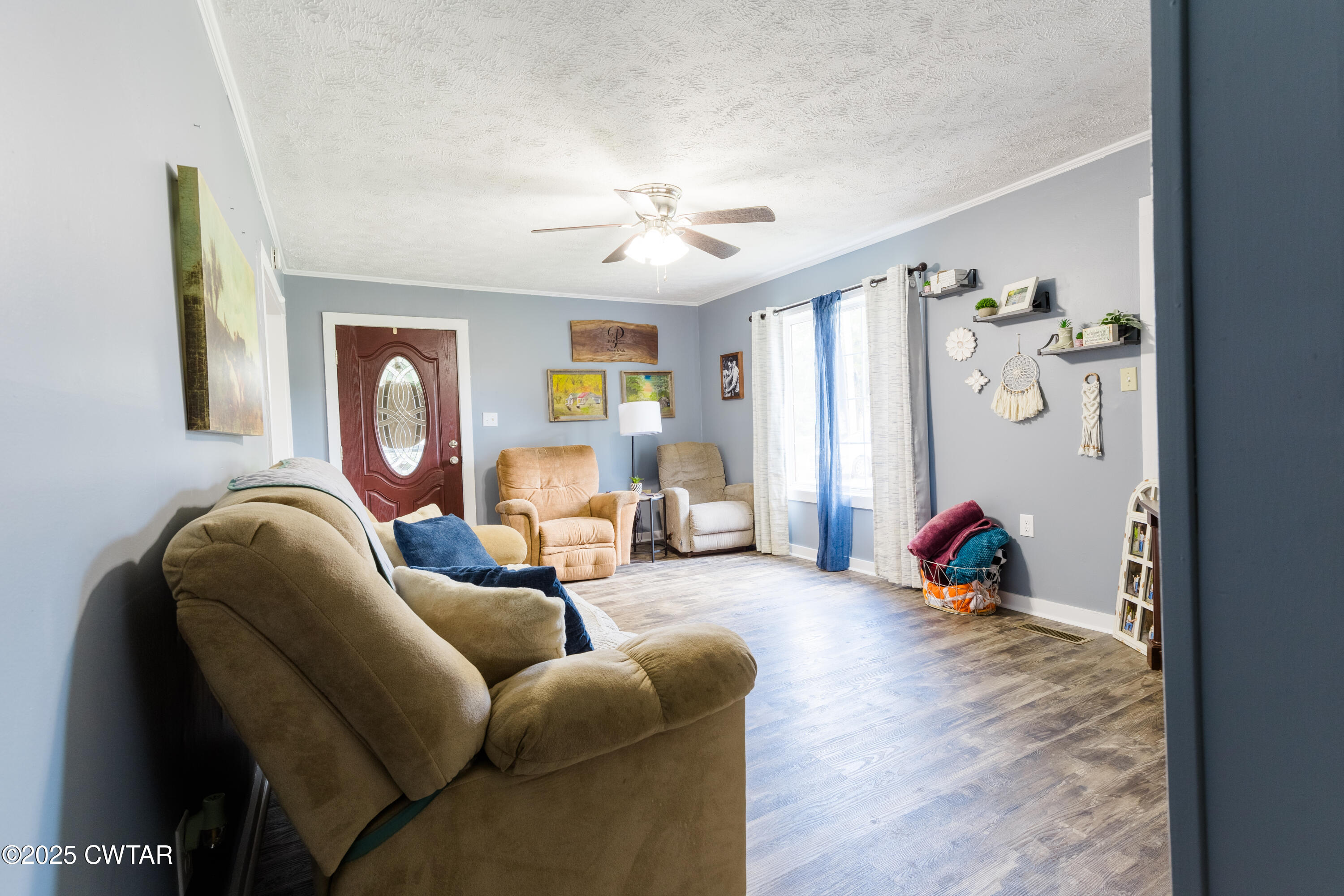 47 Peace Chapel Road Scotts Hill, TN 38374 - Photo 9 of 28 a living room with furniture chess board and a window