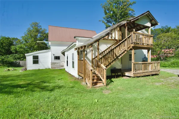 a view of a house with a yard