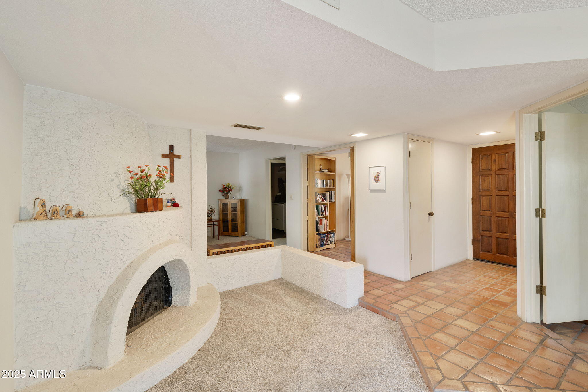 9406 South 47th Place Phoenix, AZ 85044 - Photo 8 of 31 Foyer/Fireplace