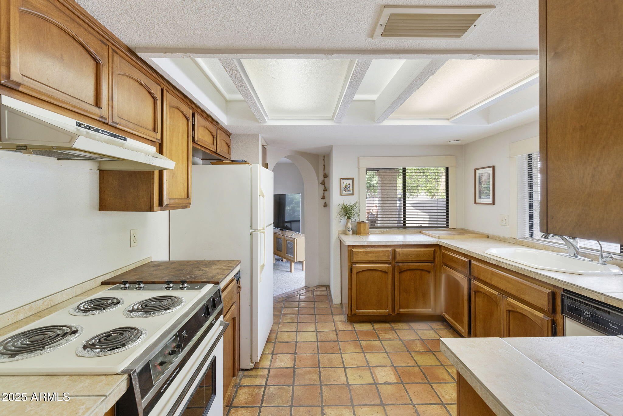 9406 South 47th Place Phoenix, AZ 85044 - Photo 9 of 31 Kitchen to Living