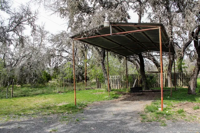 $399,000 | 695 South Thunder Creek Road, Utopia, TX 78884