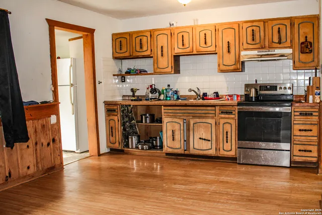 $399,000 | 695 South Thunder Creek Road, Utopia, TX 78884