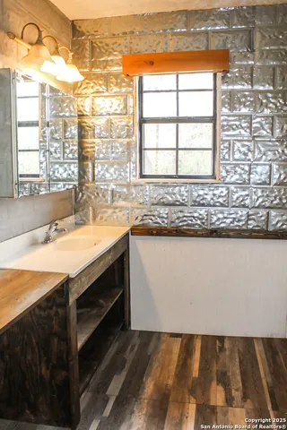 $399,000 | 695 South Thunder Creek Road, Utopia, TX 78884