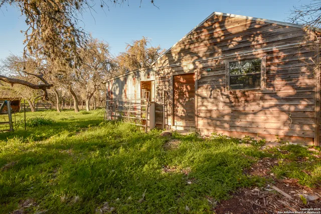 $399,000 | 695 South Thunder Creek Road, Utopia, TX 78884