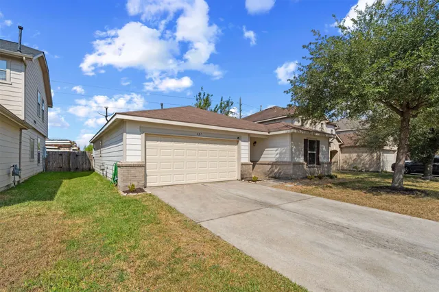 a view of a house with a yard