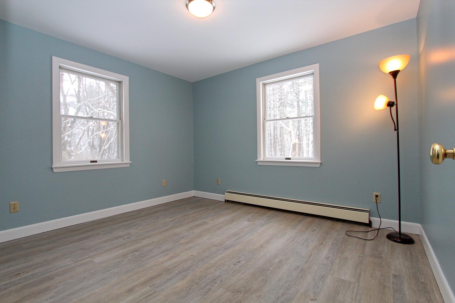 29 Augusta Road Topsham, ME 04086 - Photo 8 of 15 29-Augusta-Bed1