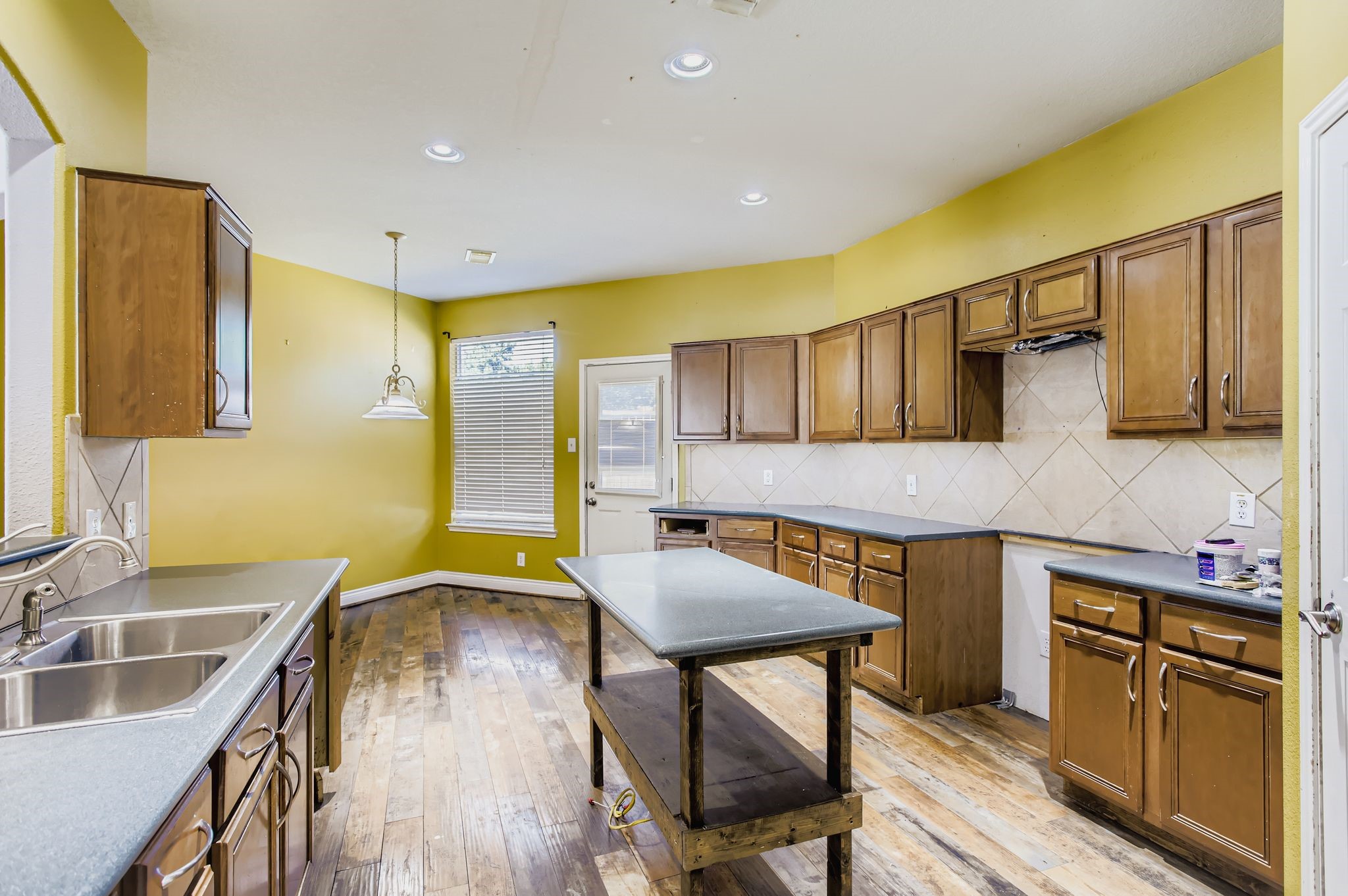 727 Pine Thicket Court Spring, TX 77373 - Photo 12 of 29 a kitchen that has a sink a table and chairs in it