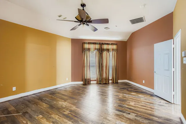 a view of room with a ceiling fan