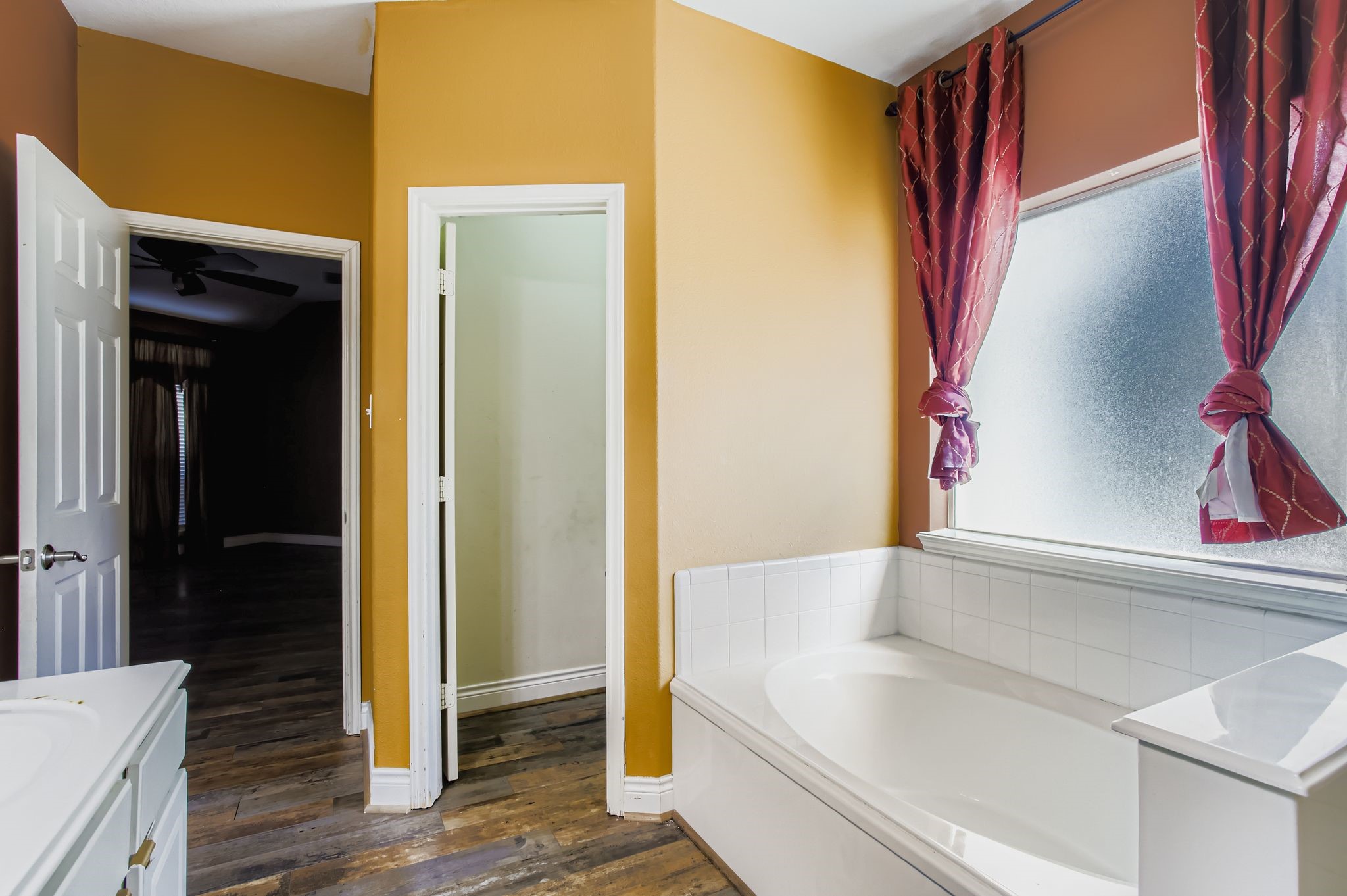 727 Pine Thicket Court Spring, TX 77373 - Photo 18 of 29 a bathroom with a bathtub and a shower