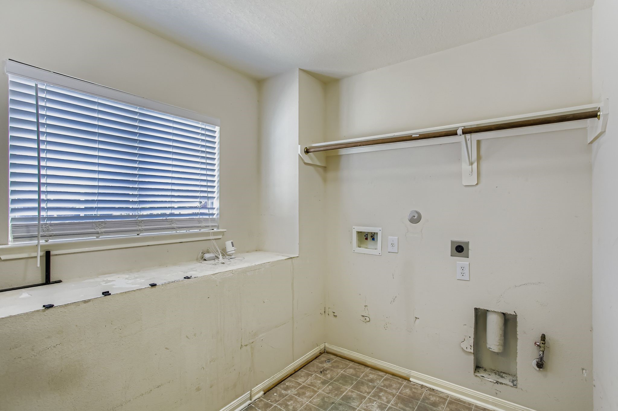 727 Pine Thicket Court Spring, TX 77373 - Photo 25 of 29 a bathroom with a bathtub and a shower