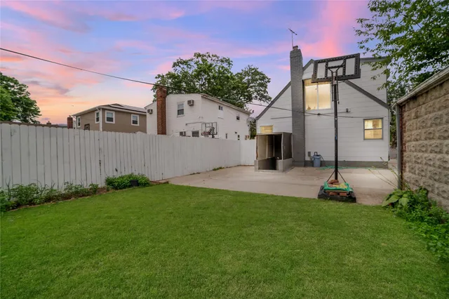 $935,000 | 81-56 264th Street | Floral Park