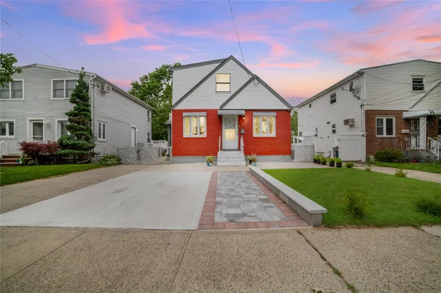 $935,000 | 81-56 264th Street | Floral Park