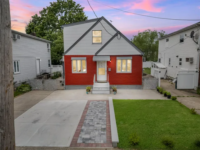 $935,000 | 81-56 264th Street | Floral Park