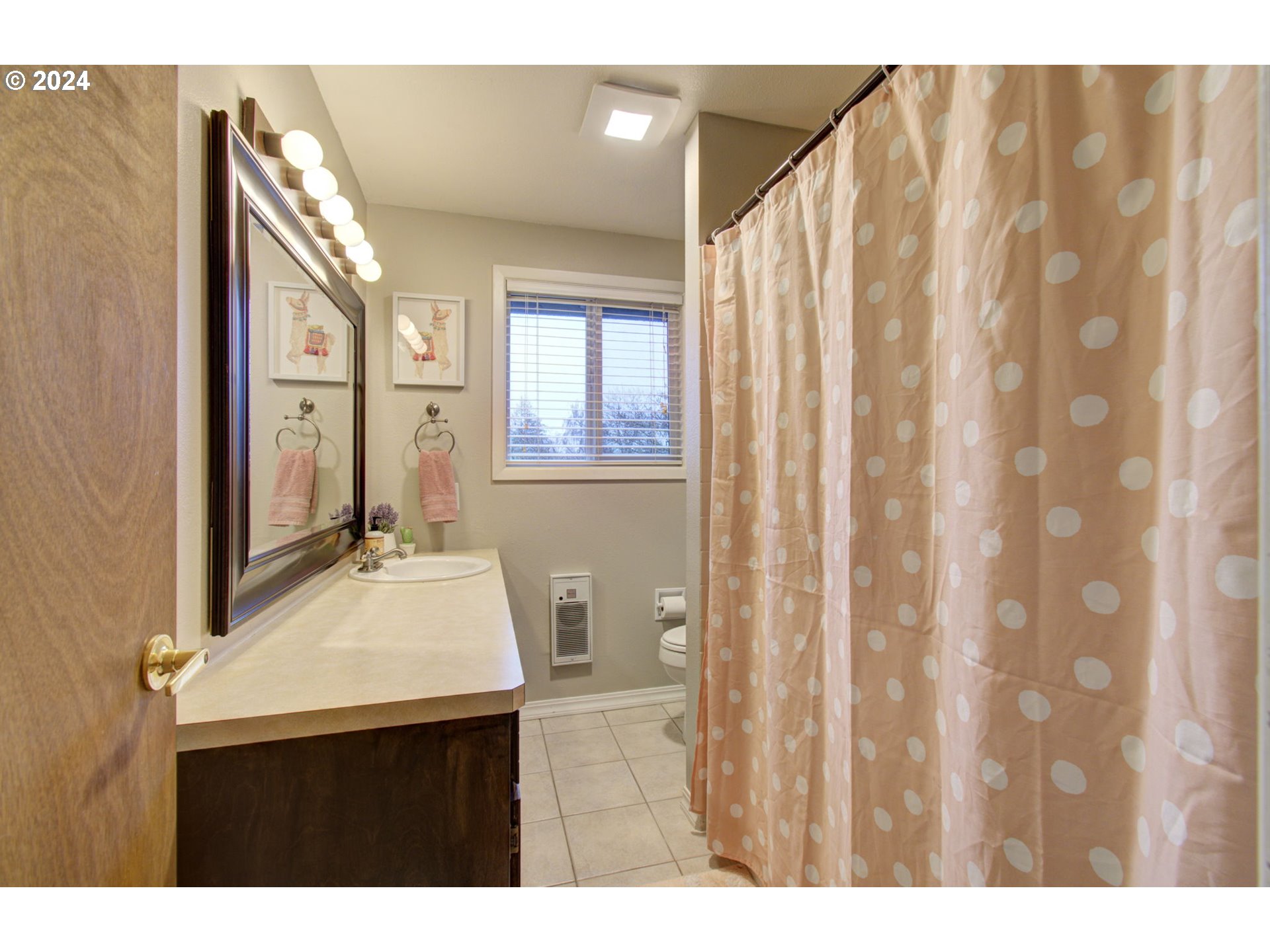 304 Northwest 8th Street Battle Ground, WA 98604 - Photo 25 of 35 a bathroom with a sink a mirror and a bathtub