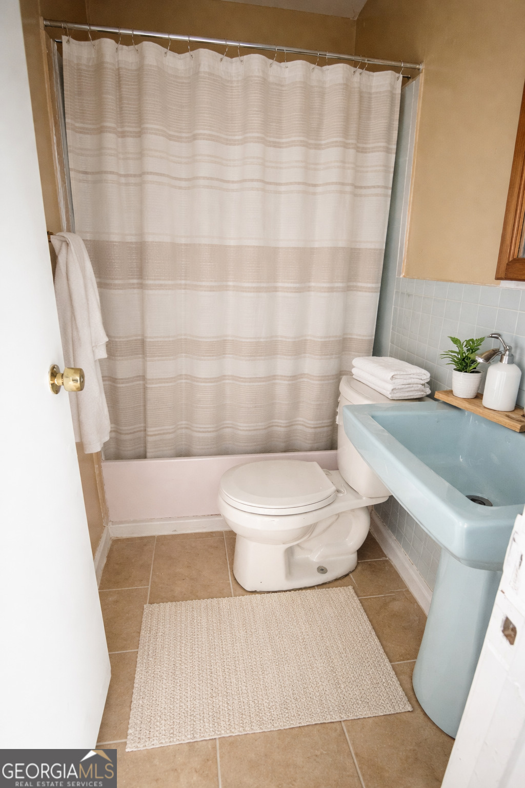 544 Conley Road Forest Park, GA 30297 - Photo 15 of 17 a bathroom with a sink toilet and shower