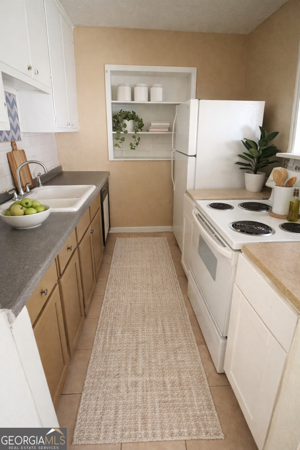 544 Conley Road Forest Park, GA 30297 - Photo 5 of 17 a kitchen that has a sink and a stove