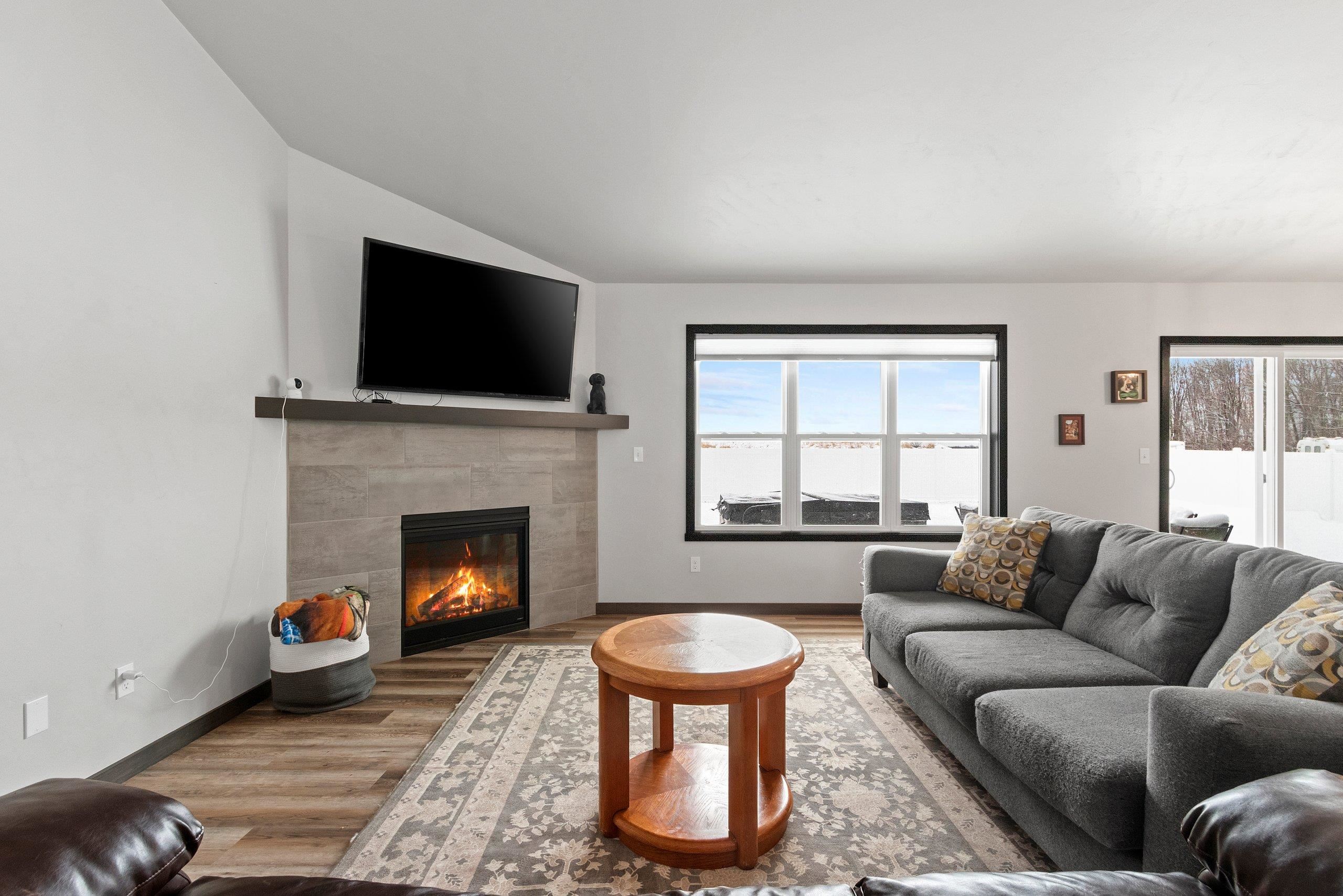 4669 Richard Lane Green Bay, WI 54313 - Photo 4 of 41