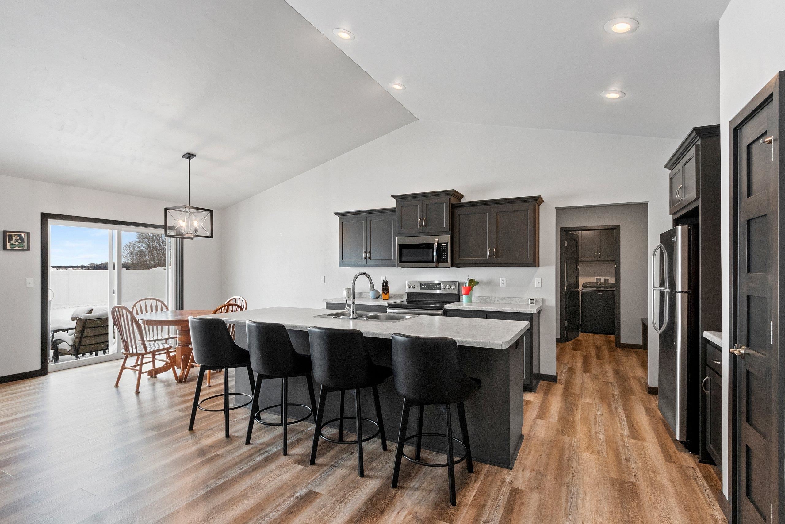 4669 Richard Lane Green Bay, WI 54313 - Photo 7 of 41