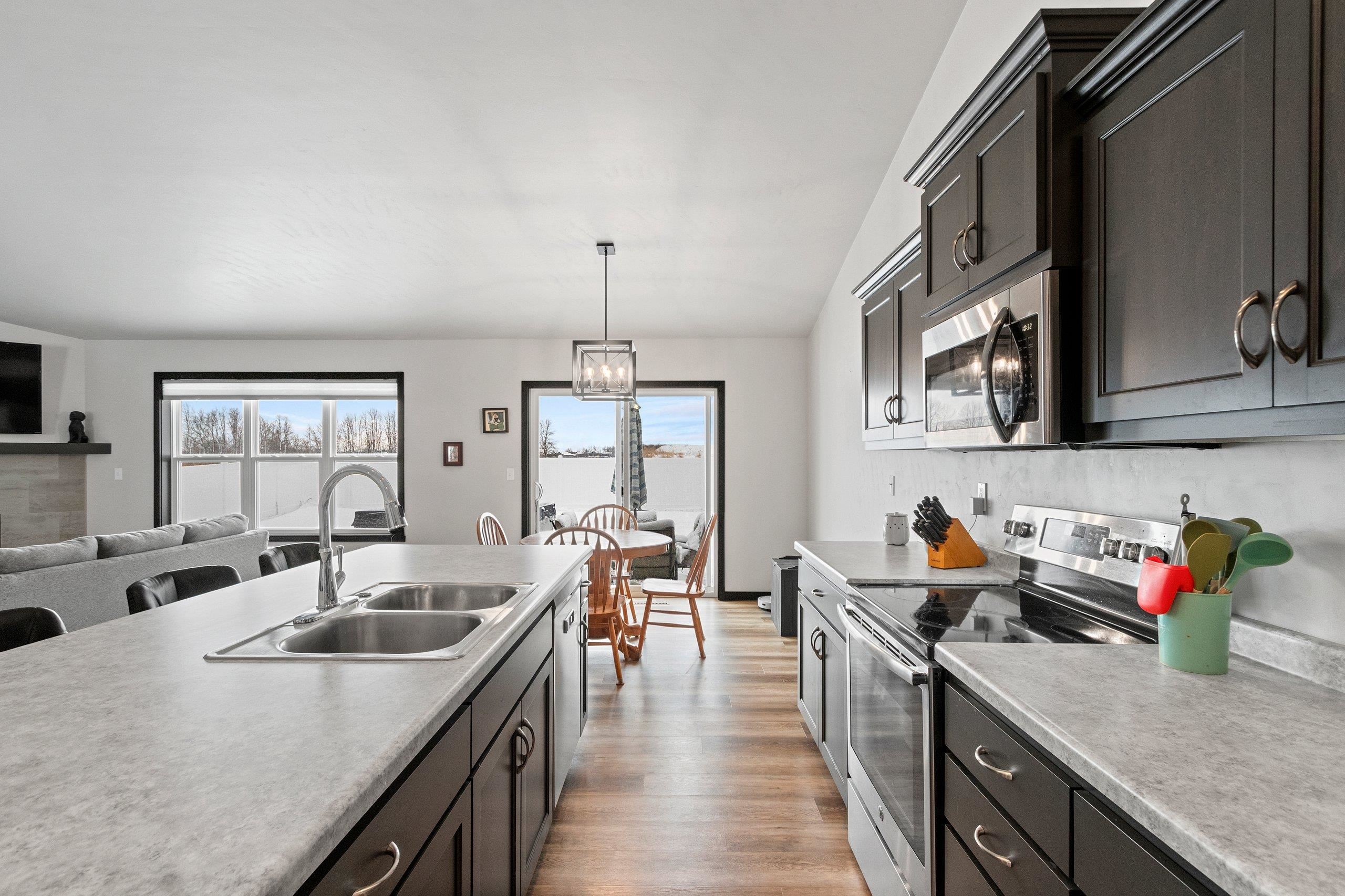 4669 Richard Lane Green Bay, WI 54313 - Photo 8 of 41