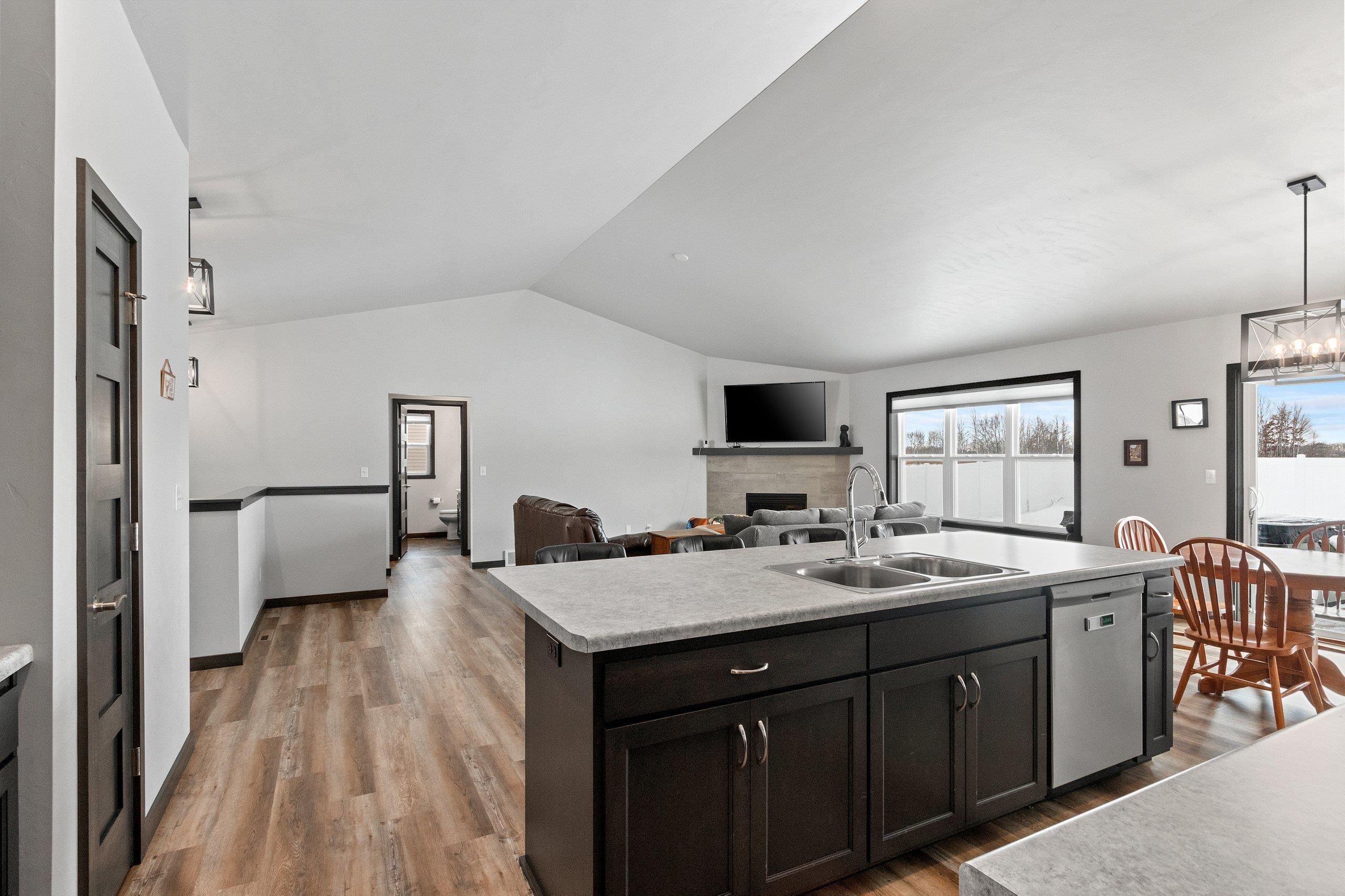 4669 Richard Lane Green Bay, WI 54313 - Photo 9 of 41