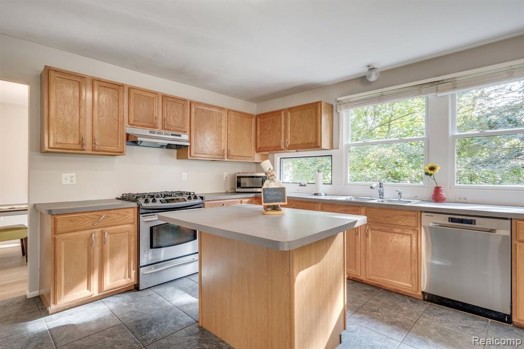 2626 Hickory Lawn Road Rochester Hills, MI 48307 - Photo 12 of 44