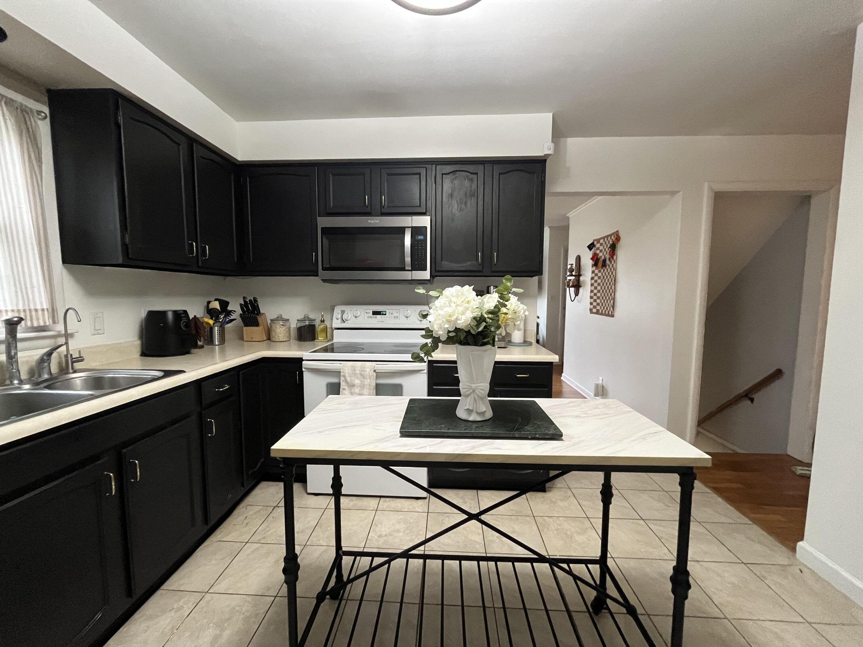 3821 Oakridge Drive Kalamazoo, MI 49008 - Photo 6 of 23 beyc69f7d9ea739c0