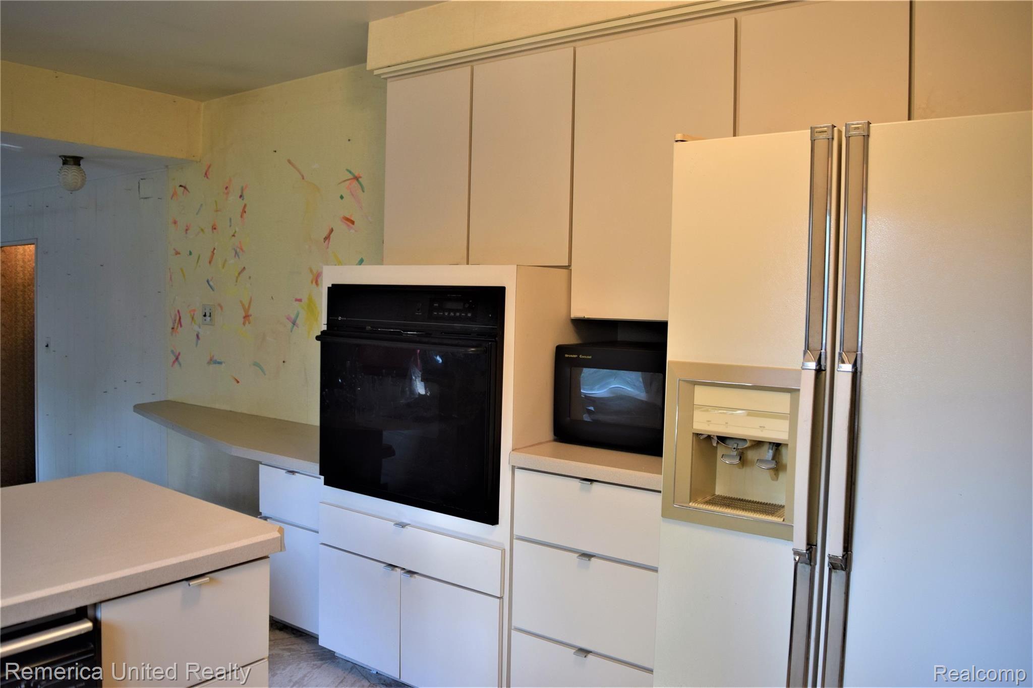30069 Barwell Road Farmington, MI 48334 - Photo 11 of 34 ALL THAT WALL SPACE COULD BE CABINETS.