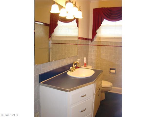 803 Cliff Road Asheboro, NC 27203 - Photo 11 of 16 Bath.