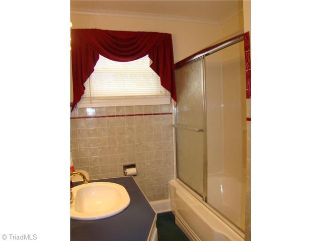 803 Cliff Road Asheboro, NC 27203 - Photo 12 of 16 Bath. Tub & Shower