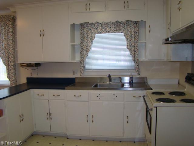 803 Cliff Road Asheboro, NC 27203 - Photo 5 of 16 Kitchen.