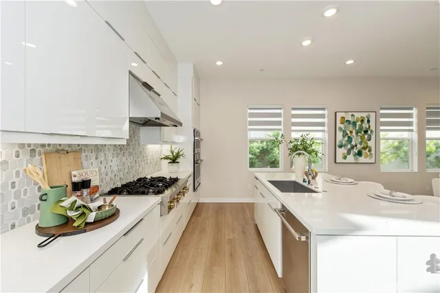 $1,950,000 | 220 Holliston, Lake Forest, CA 92630