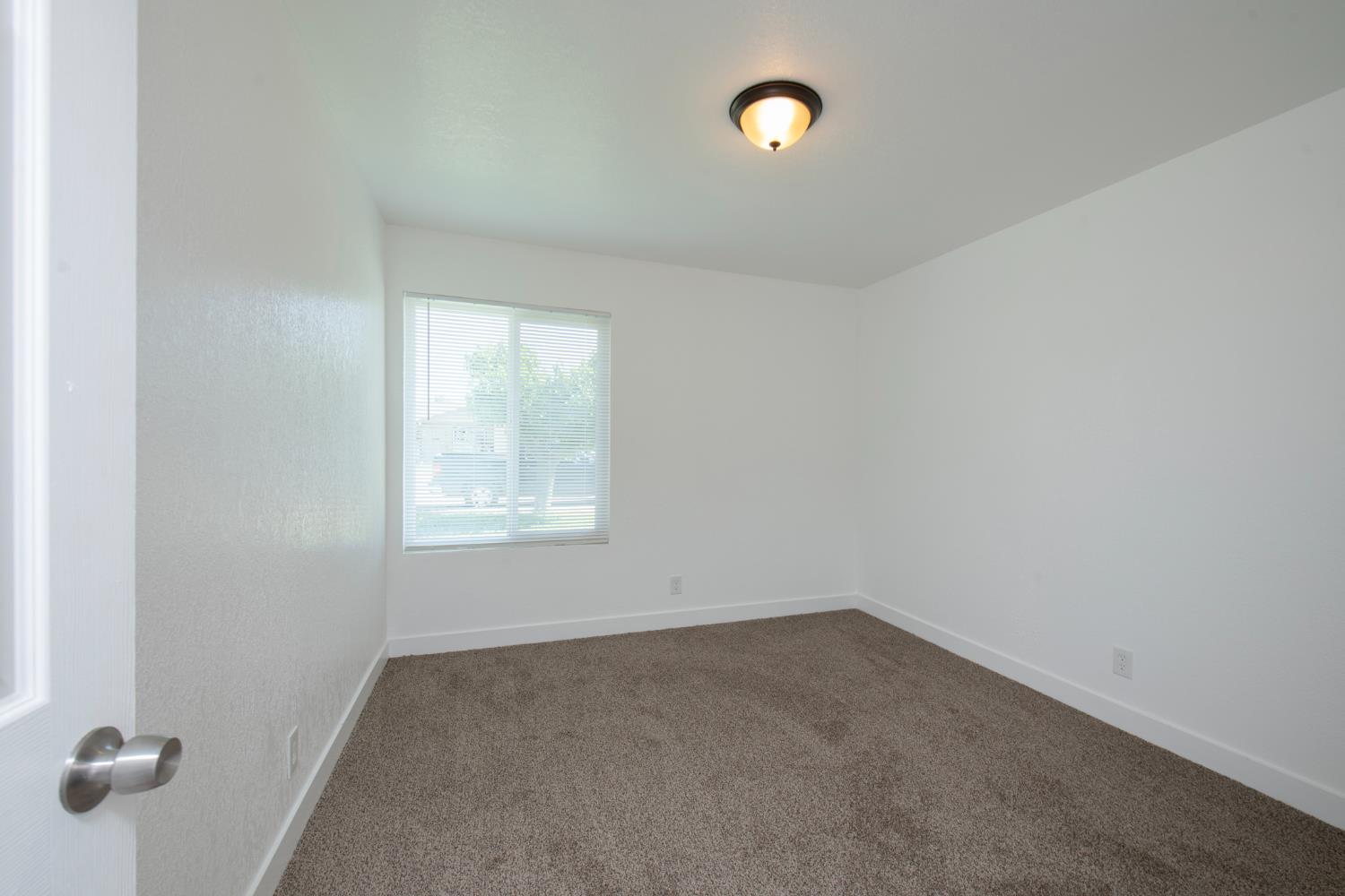 266 L Street Mendota, CA 93640 - Photo 12 of 21 an empty room with a window
