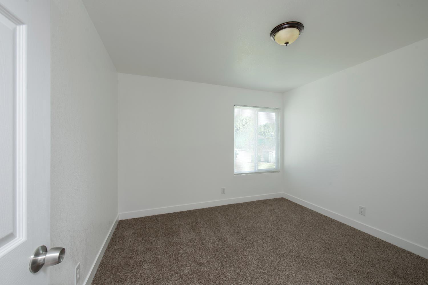266 L Street Mendota, CA 93640 - Photo 13 of 21 an empty room with a window