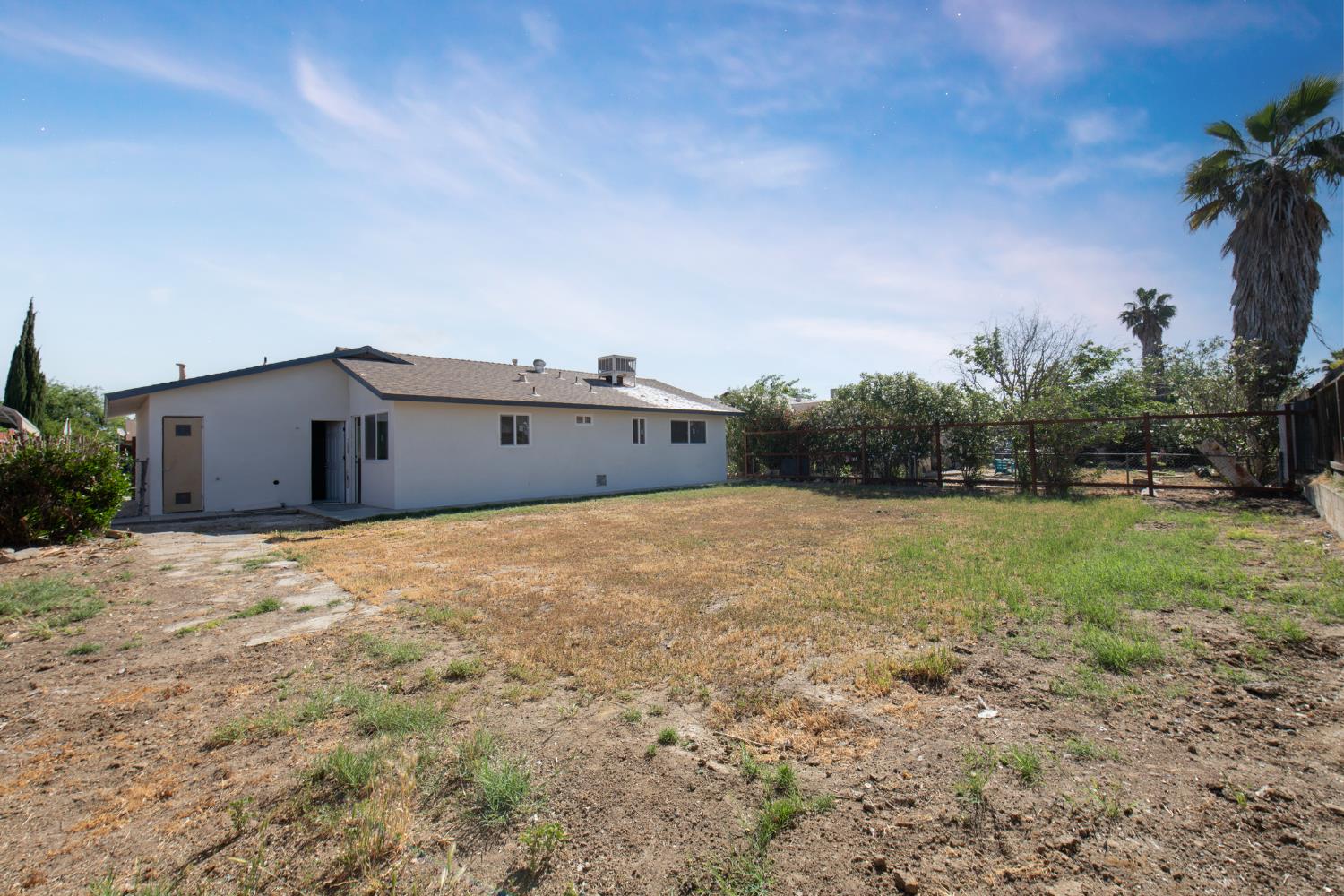 266 L Street Mendota, CA 93640 - Photo 20 of 21 a backyard of a house