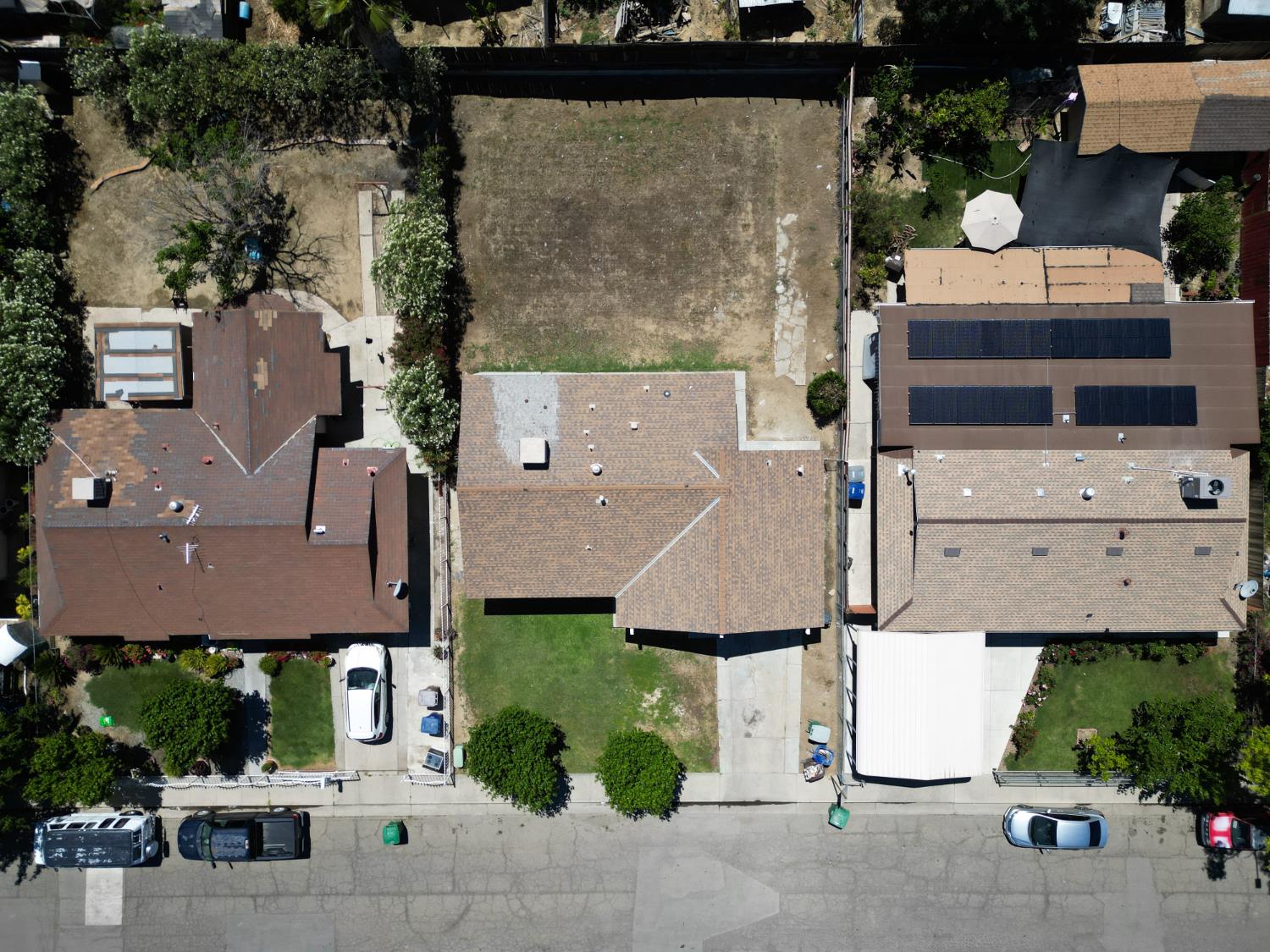 266 L Street Mendota, CA 93640 - Photo 5 of 21 an aerial view of multiple houses with a yard