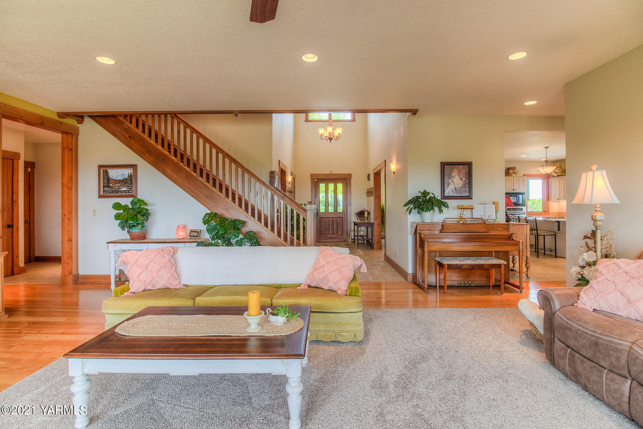 3050 Thacker Road Zillah, WA 98953 - Photo 11 of 64 a living room with furniture and a table