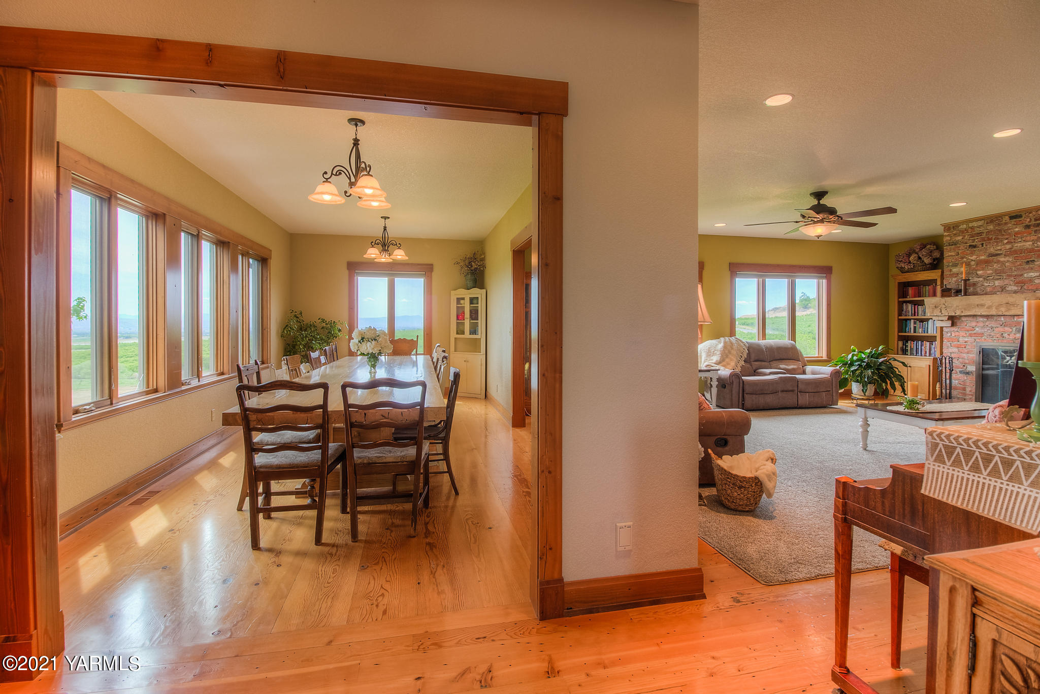 3050 Thacker Road Zillah, WA 98953 - Photo 12 of 64 a view of a livingroom and dining room