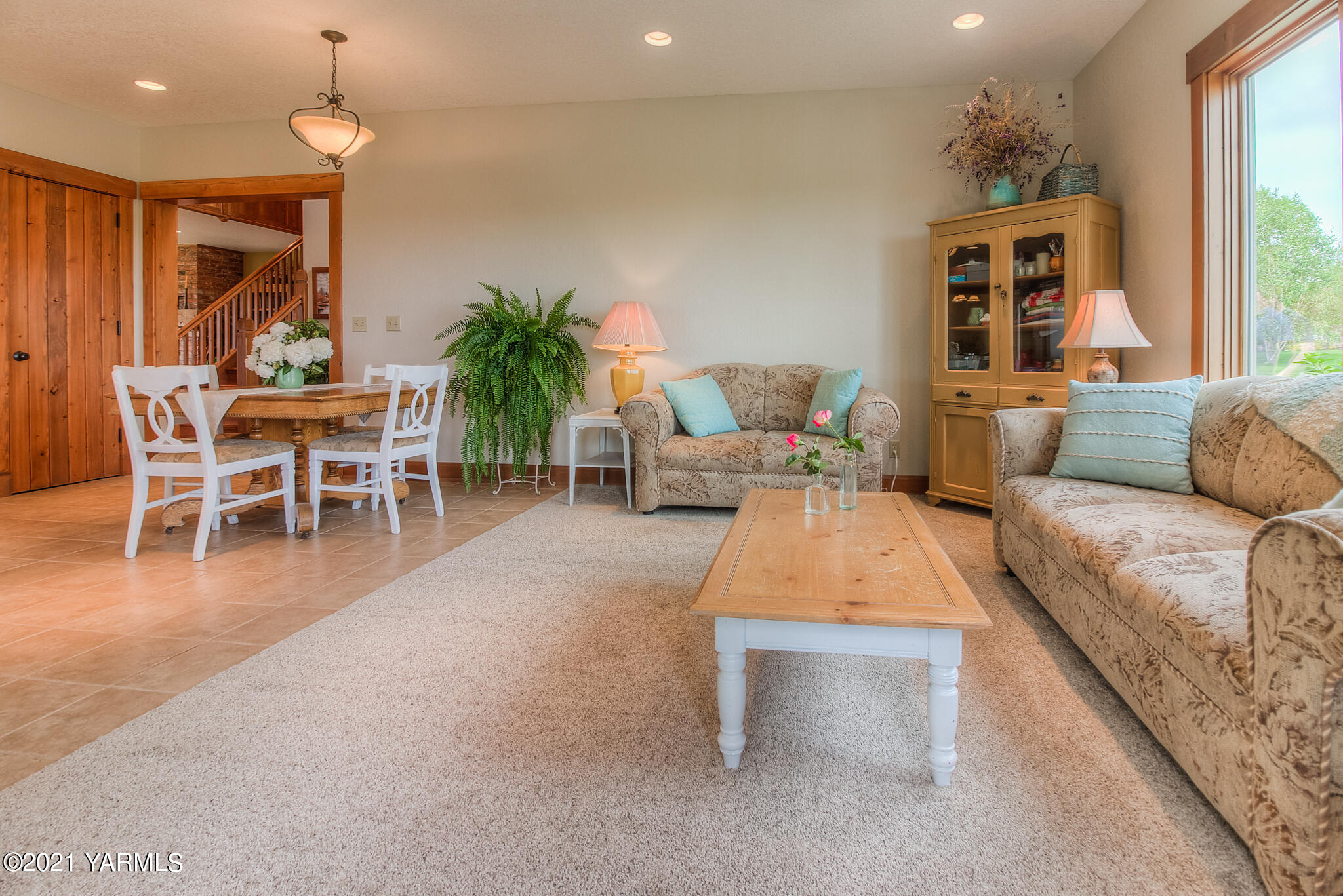 3050 Thacker Road Zillah, WA 98953 - Photo 26 of 64 a living room with furniture and a table