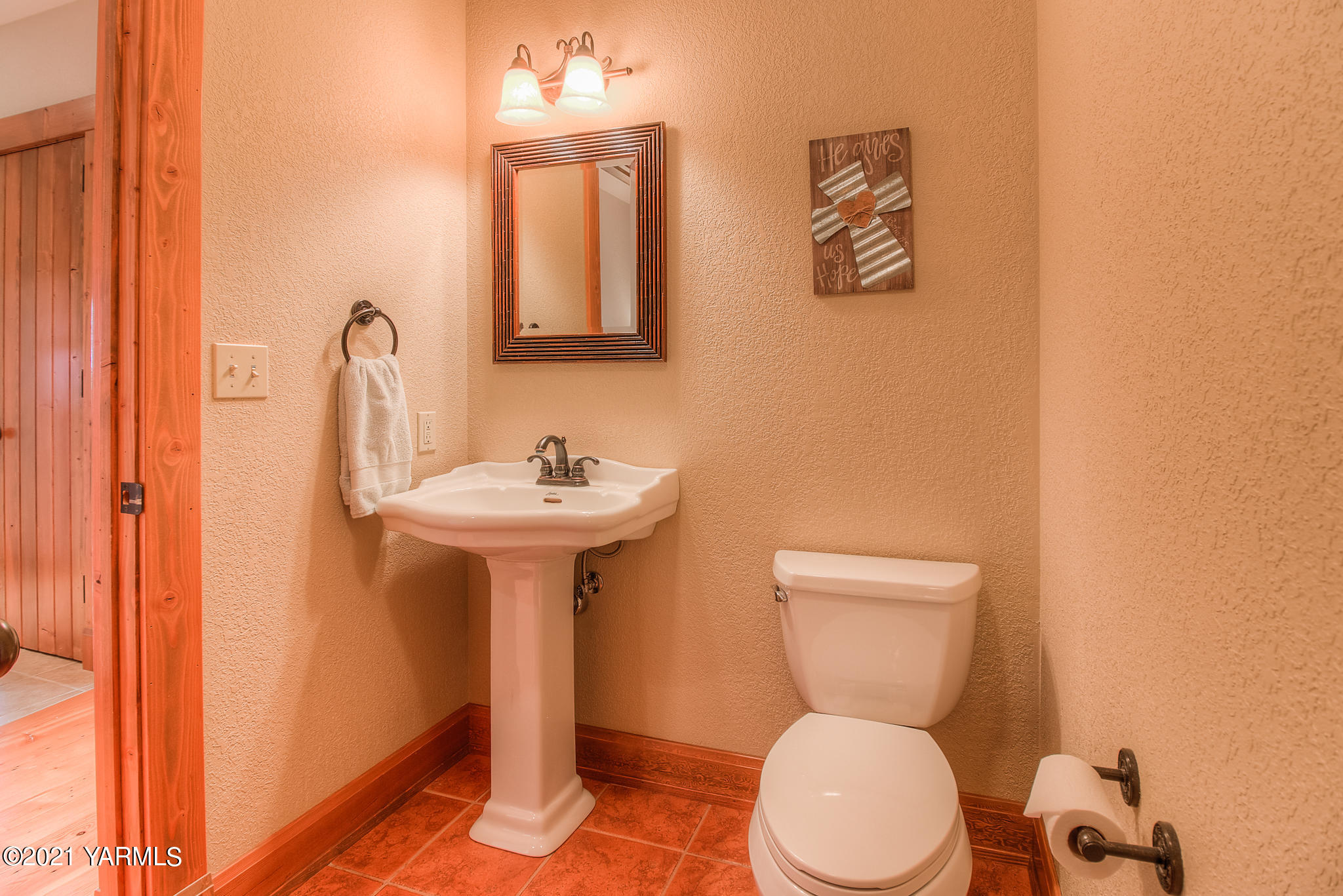 3050 Thacker Road Zillah, WA 98953 - Photo 31 of 64 a bathroom with a toilet sink and mirror