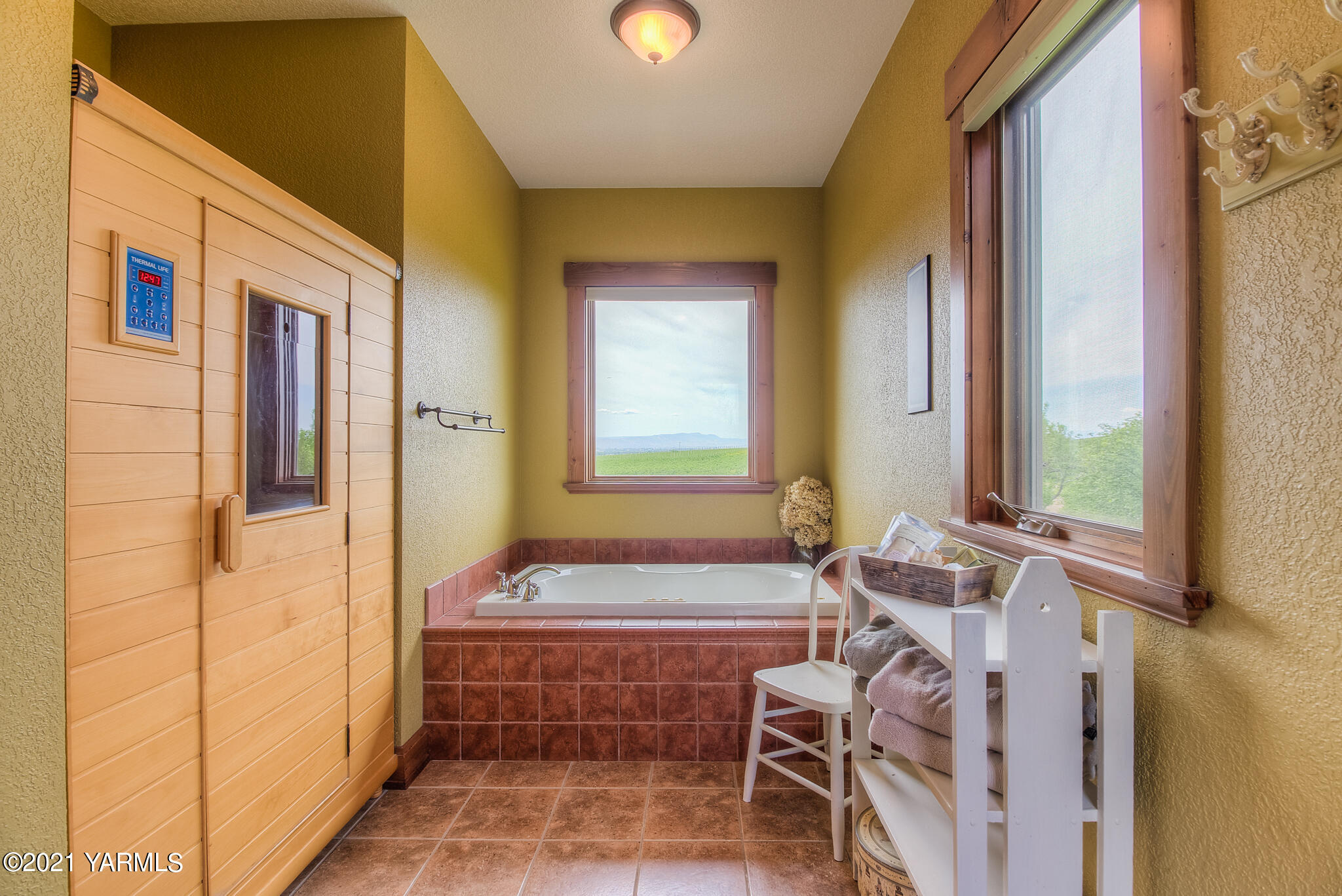 3050 Thacker Road Zillah, WA 98953 - Photo 35 of 64 a bathroom with a bathtub and shower