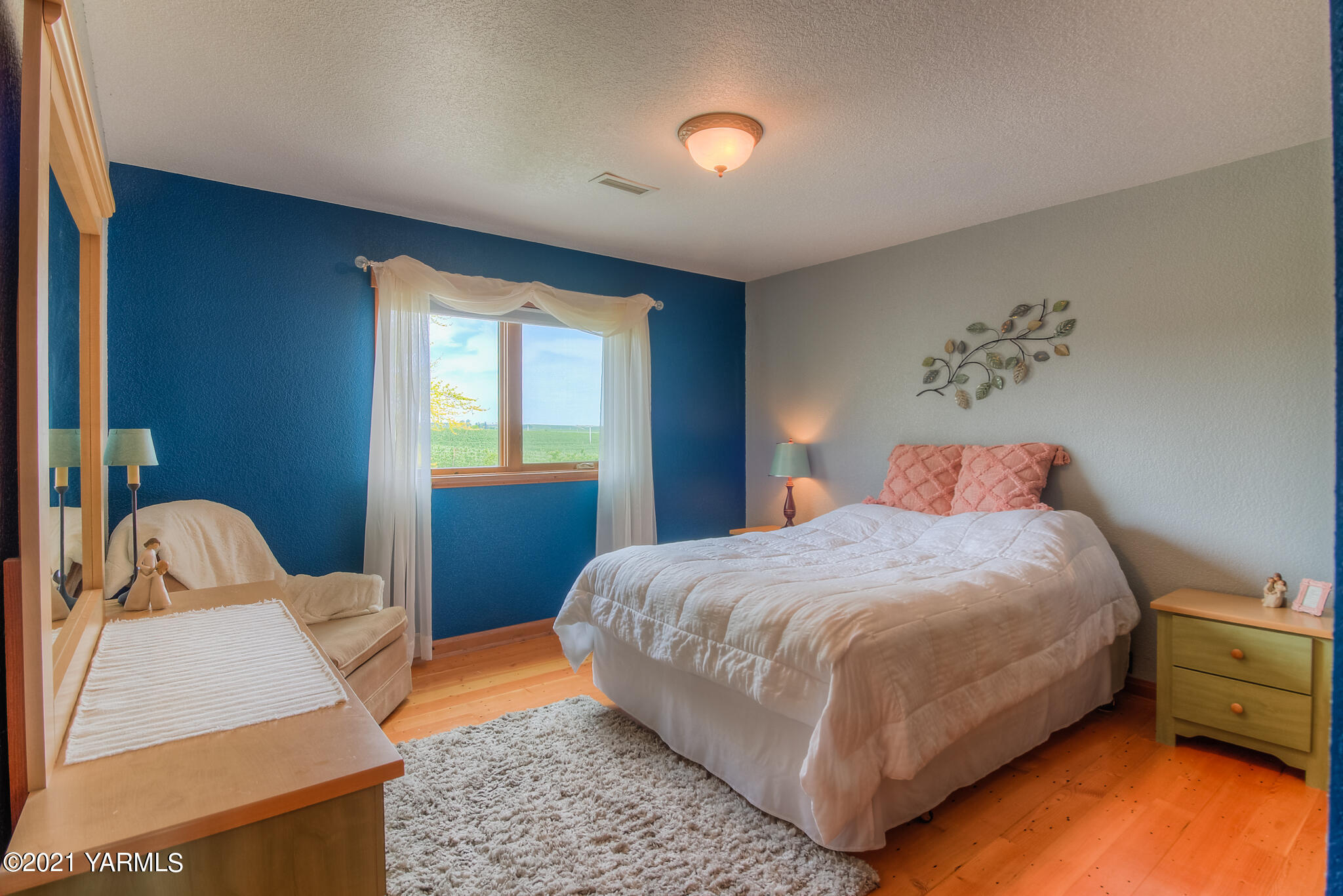 3050 Thacker Road Zillah, WA 98953 - Photo 41 of 64 a bedroom with a bed and a window