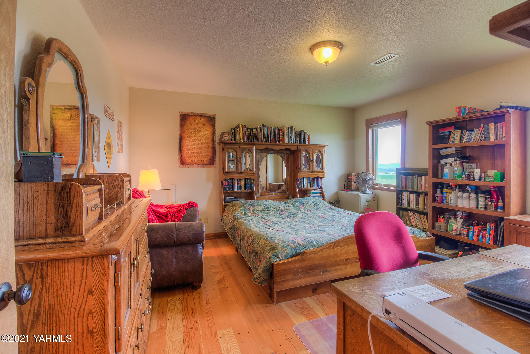 3050 Thacker Road Zillah, WA 98953 - Photo 43 of 64 a bedroom with furniture and a book shelf