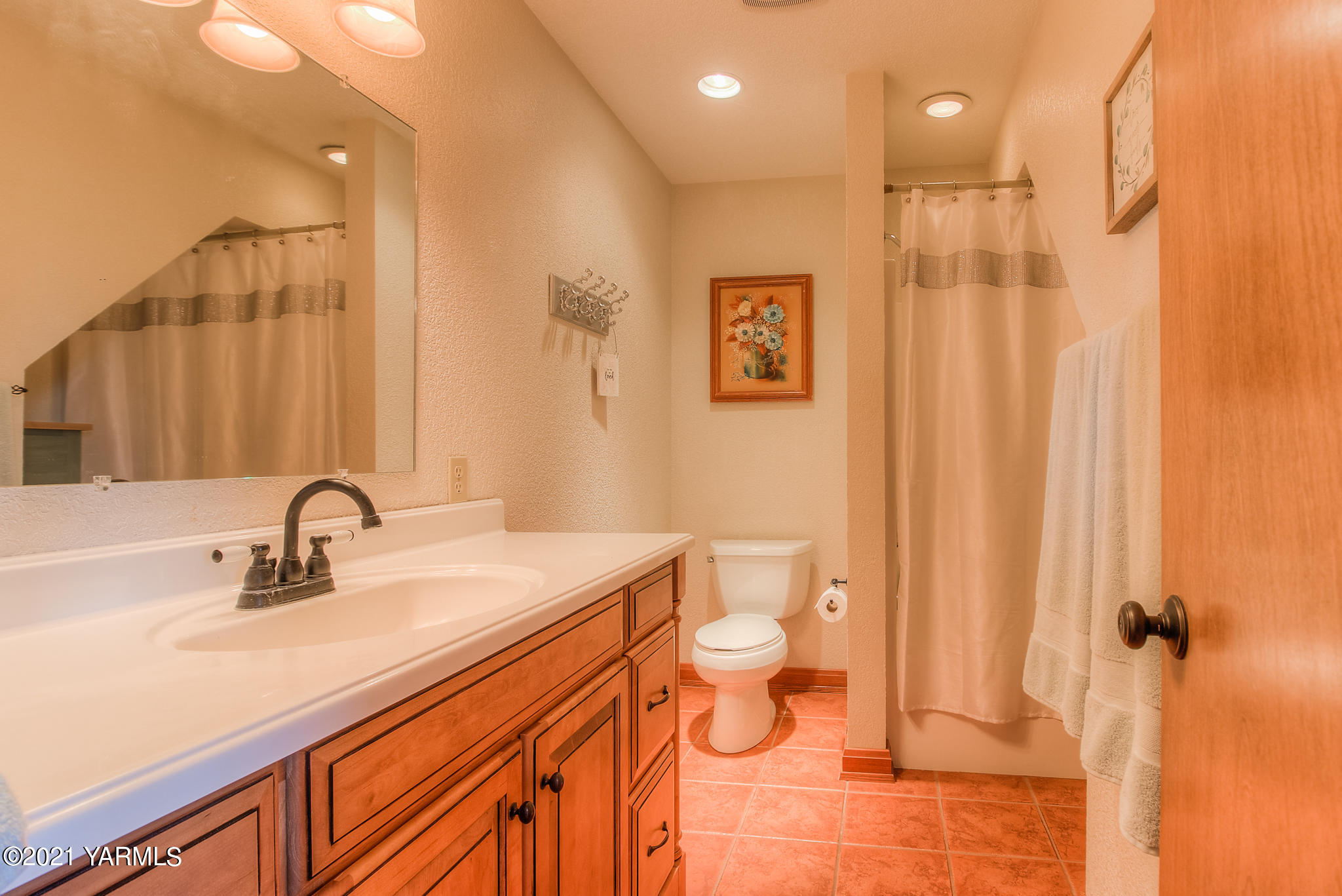 3050 Thacker Road Zillah, WA 98953 - Photo 45 of 64 a bathroom with a sink and a mirror