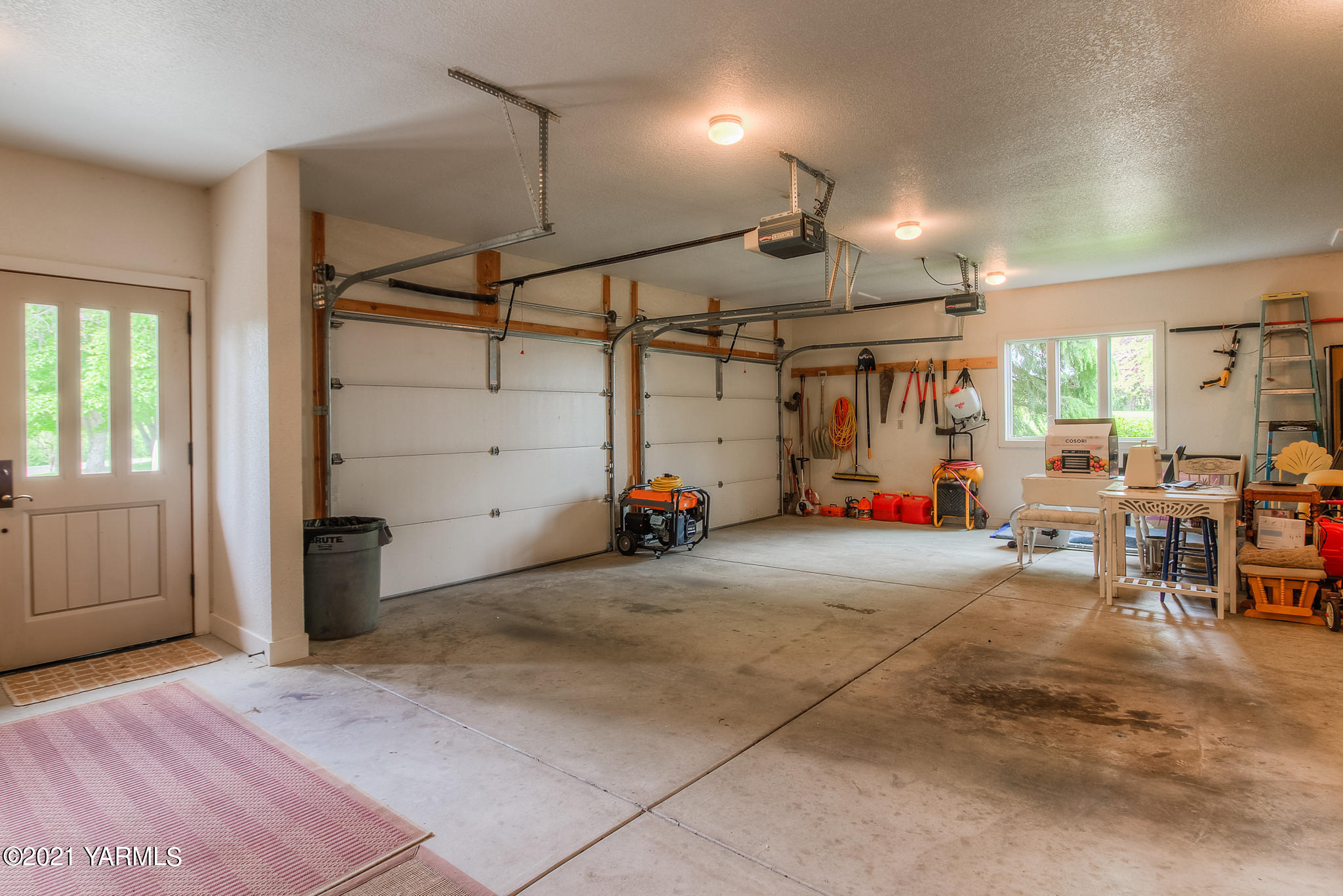 3050 Thacker Road Zillah, WA 98953 - Photo 46 of 64 a view of a garage with gym equipment