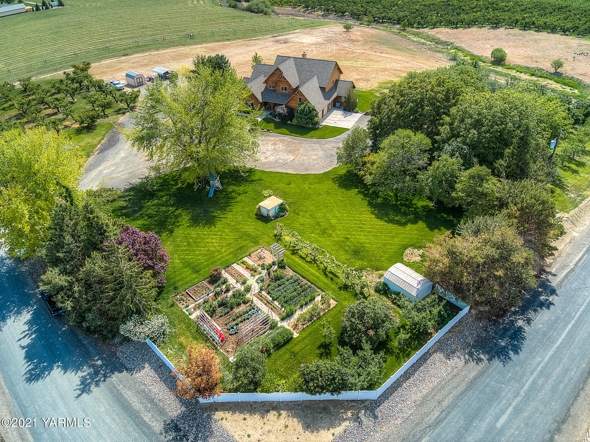 3050 Thacker Road Zillah, WA 98953 - Photo 47 of 64 a view of a garden with a lake