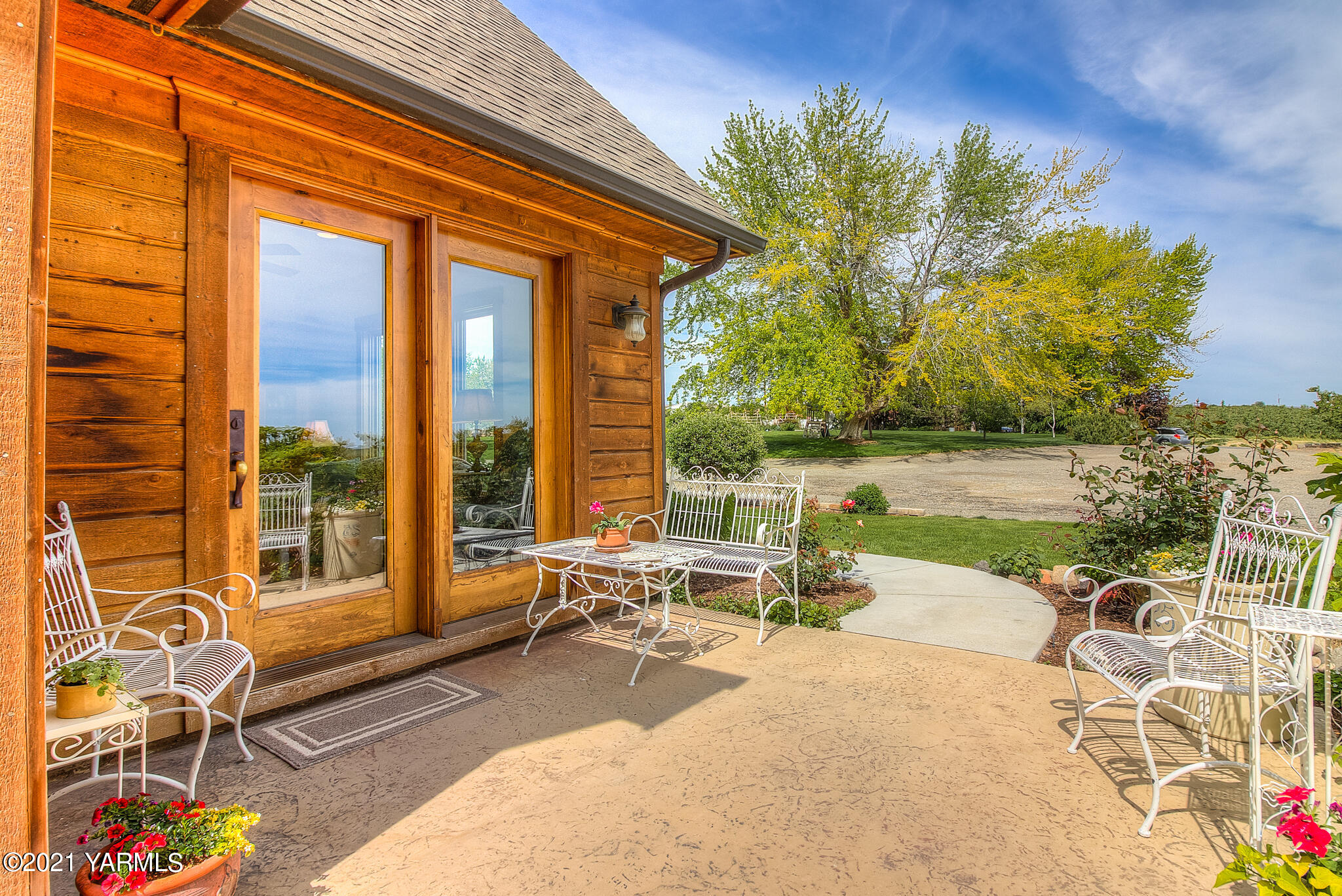 3050 Thacker Road Zillah, WA 98953 - Photo 53 of 64 a living room with patio furniture and floor to ceiling window