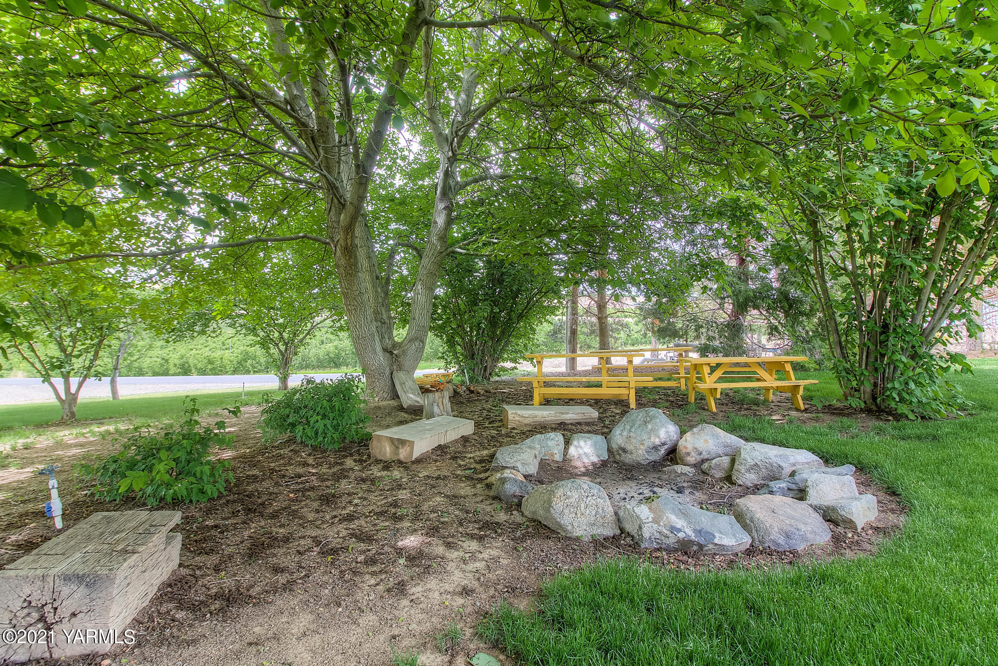 3050 Thacker Road Zillah, WA 98953 - Photo 60 of 64 a view of a backyard with sitting area