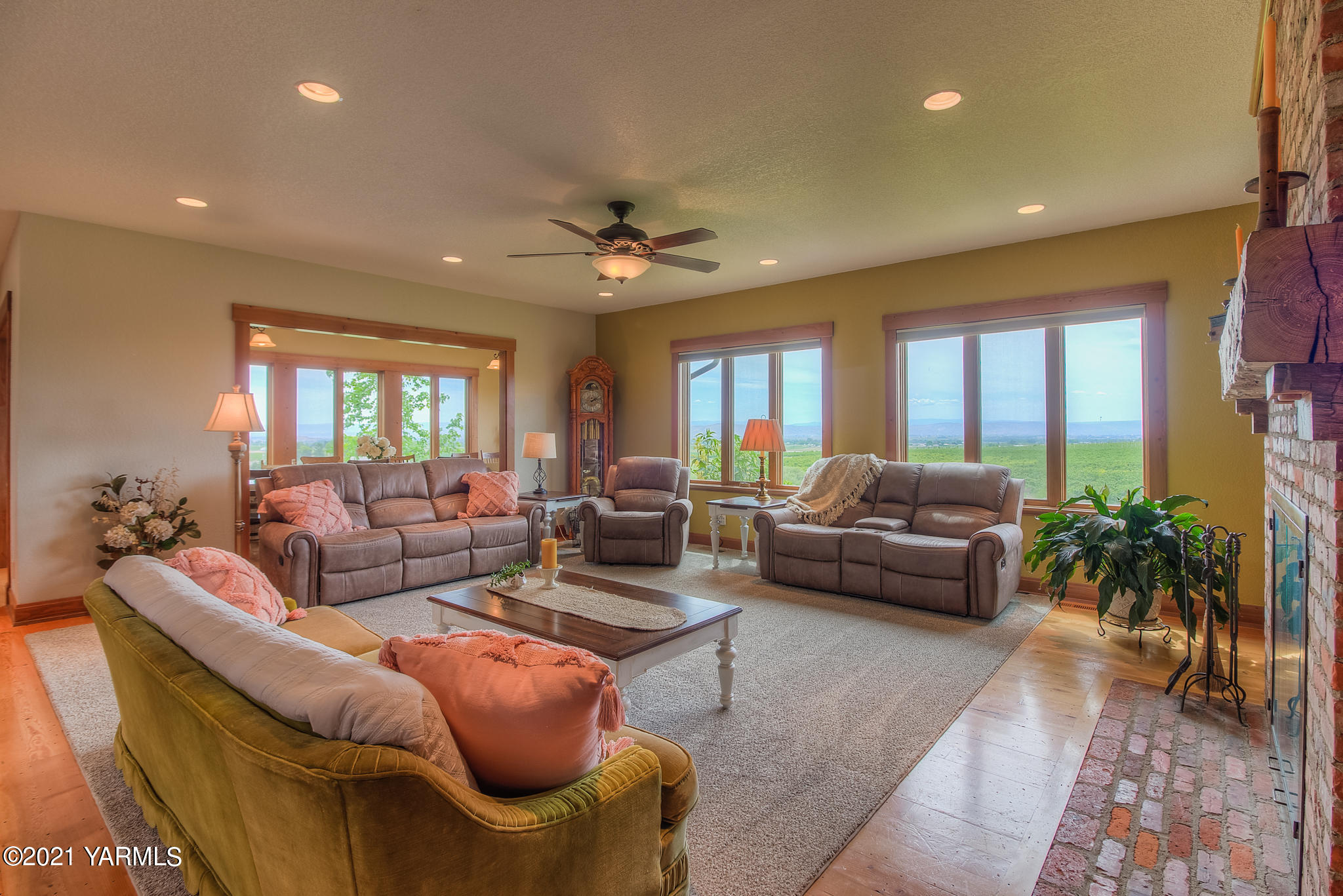3050 Thacker Road Zillah, WA 98953 - Photo 9 of 64 a living room with furniture and a large window